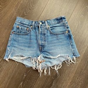 LEVI 501 DENIM SHORTS SIZE 26